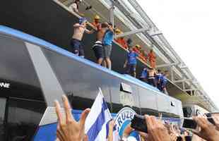 Na chegada ao Aeroporto de Confins, jogadores do Cruzeiro, campeões brasileiros, fizeram festa com a torcida e até subiram no teto do ônibus do clube