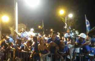 Torcedores acompanharam a chegada do Cruzeiro no Mineiro