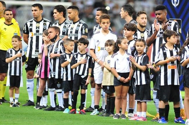 Mascotinhos do Atltico no jogo contra o Juventude, no Mineiro, pelo Campeonato Brasileiro de 2022