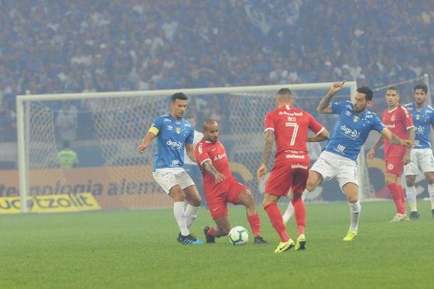 Fotos do primeiro tempo do duelo entre Cruzeiro e Internacional, no Mineiro, pela semifinal da Copa do Brasil