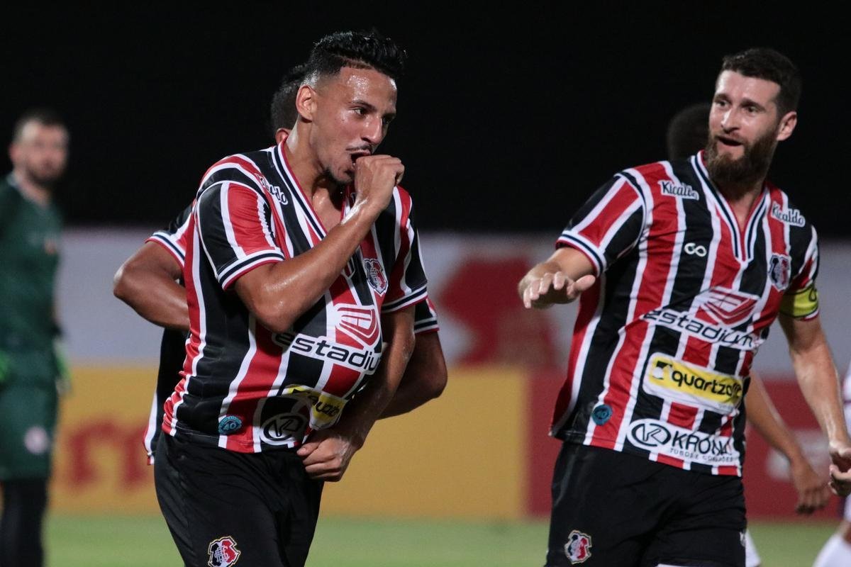 No Arruda, Jacuipense saiu na frente, com Railan. Mayco Félix, com dois gols, virou para o Santa. Os dois gols de Dinei, viraram novamente o placar, mas, nos minutos finais, Toty empatou para o Tricolor.