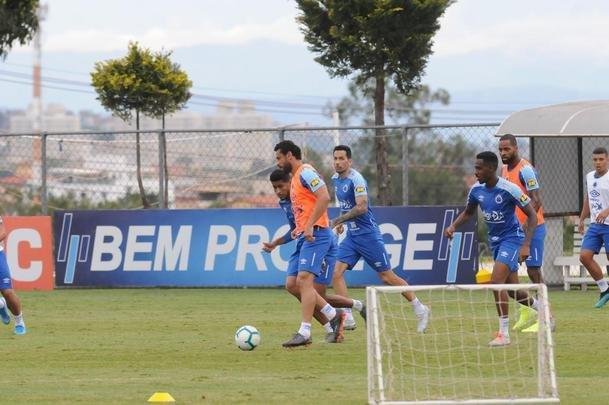 Adilson Batista em ao em seu primeiro treino  frente do Cruzeiro