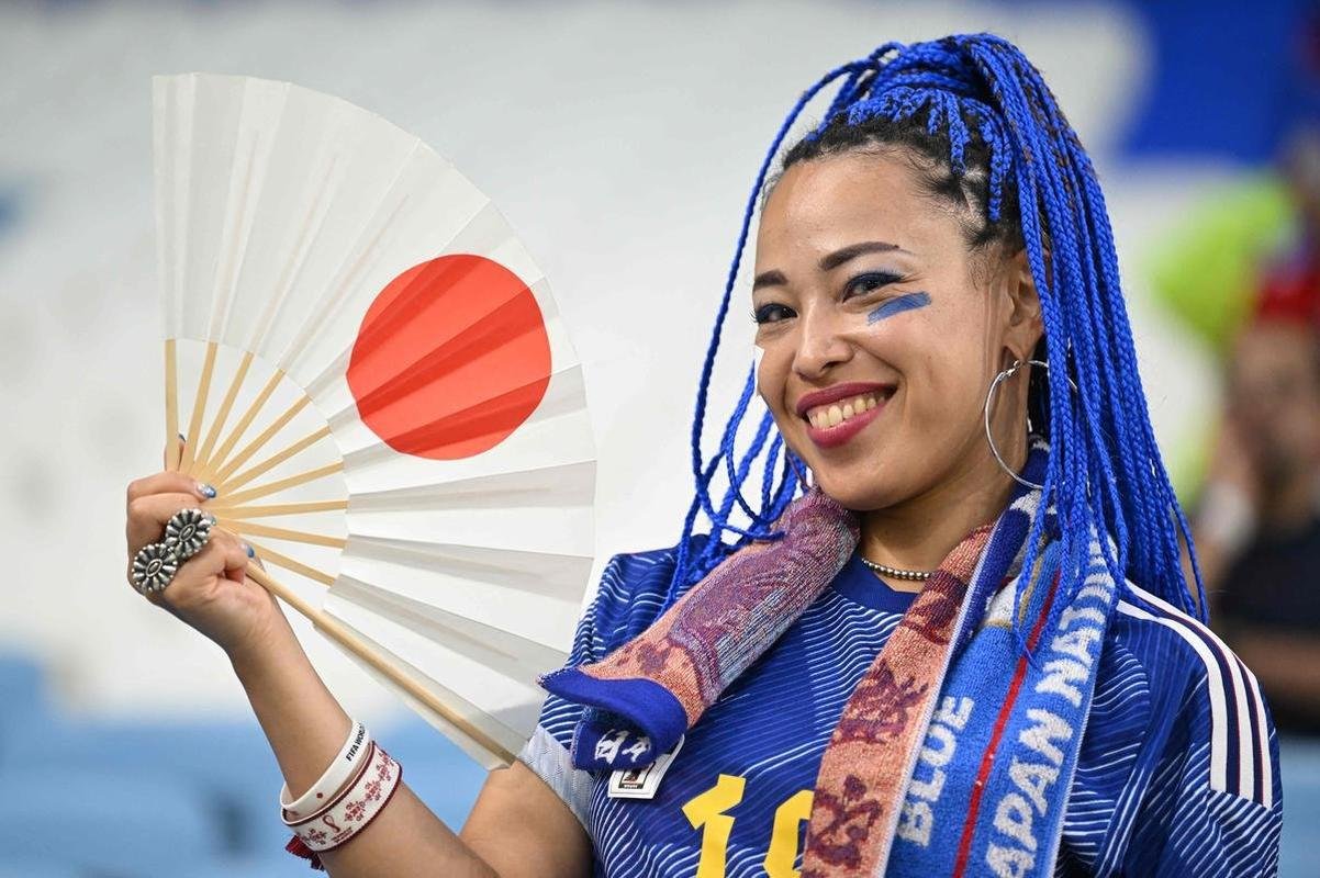 Torcida coloriu o Estdio Al Janoub, no Catar, para acompanhar a partida entre Japo e Crocia, pelas oitavas de final