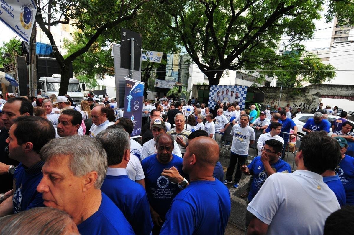 Fotos da eleio presidencial no Cruzeiro. Parque esportivo do Barro Preto, em BH, esteve lotado durante tarde e noite desta segunda-feira. dolo Dirceu Lopes apoiou Srgio Rodrigues