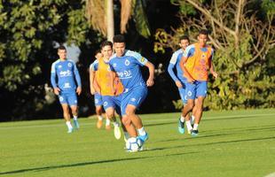 Tcnico da equipe sub-20, Ricardo Resende comandou nesta quinta-feira o primeiro treino como interino no Cruzeiro. Ele orientar a equipe na partida de domingo, s 16h, contra o Ava, na Ressacada, pela 14 rodada do Campeonato Brasileiro. Enquanto isso, a diretoria celeste busca um substituto para Mano Menezes, desligado do clube aps derrota para o Internacional, por 1 a 0, nessa quarta, pelo jogo de ida da semifinal da Copa do Brasil.