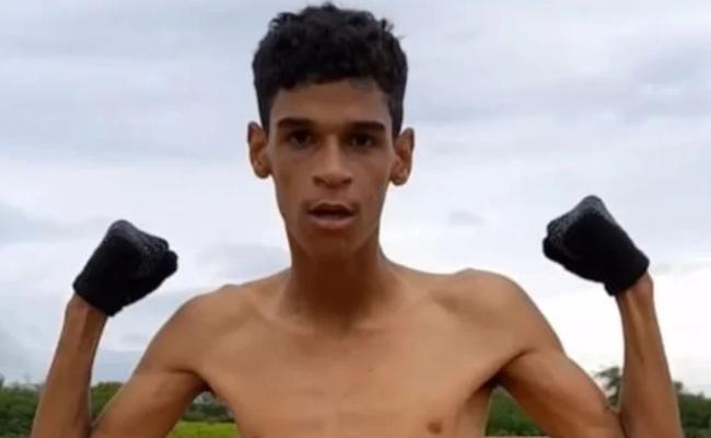 Luva de Pedreiro marca golaço e homenageia Hulk, do Atlético, em vídeo -  Superesportes