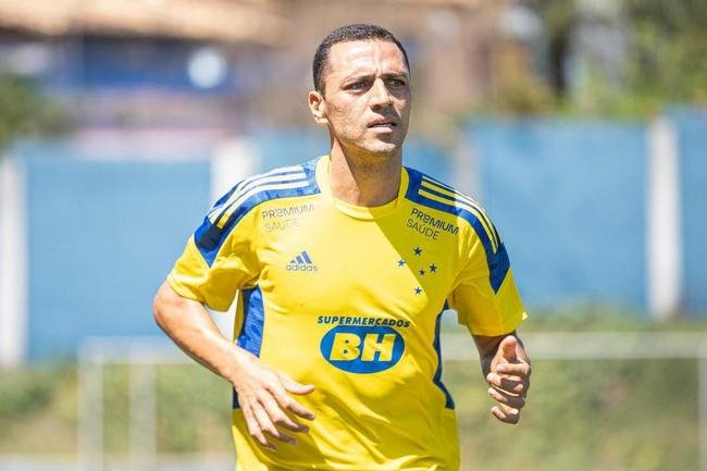 Cruzeiro estreou camisa de treino amarela durante atividade neste domingo (28/03)