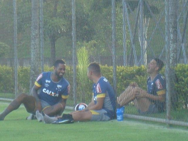 Thiago Neves acompanha treino do Cruzeiro na companhia de zagueiro Ded e de atacante Judivan