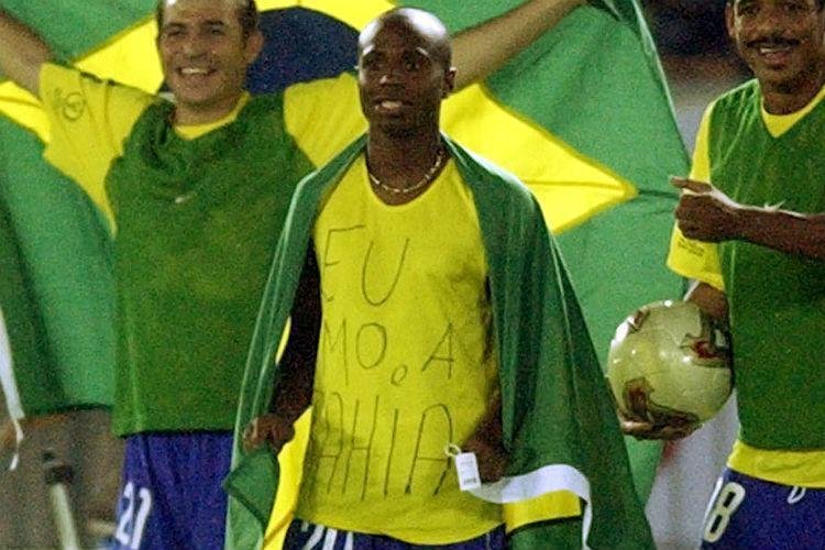 Edlson - Jogou no Cruzeiro por pouco tempo, mas foi o suficiente para ser chamado para a Copa do Mundo de 2002. Ele era reserva da Seleo Brasileira, que tinha no ataque Ronaldinho, Rivaldo e Ronaldo. Depois de abandonar os gramados, chegou a abrir uma empresa de produes artsticas em Salvador e hoje trabalha como comentarista na Band. J foi preso por no pagar penso alimentcia.