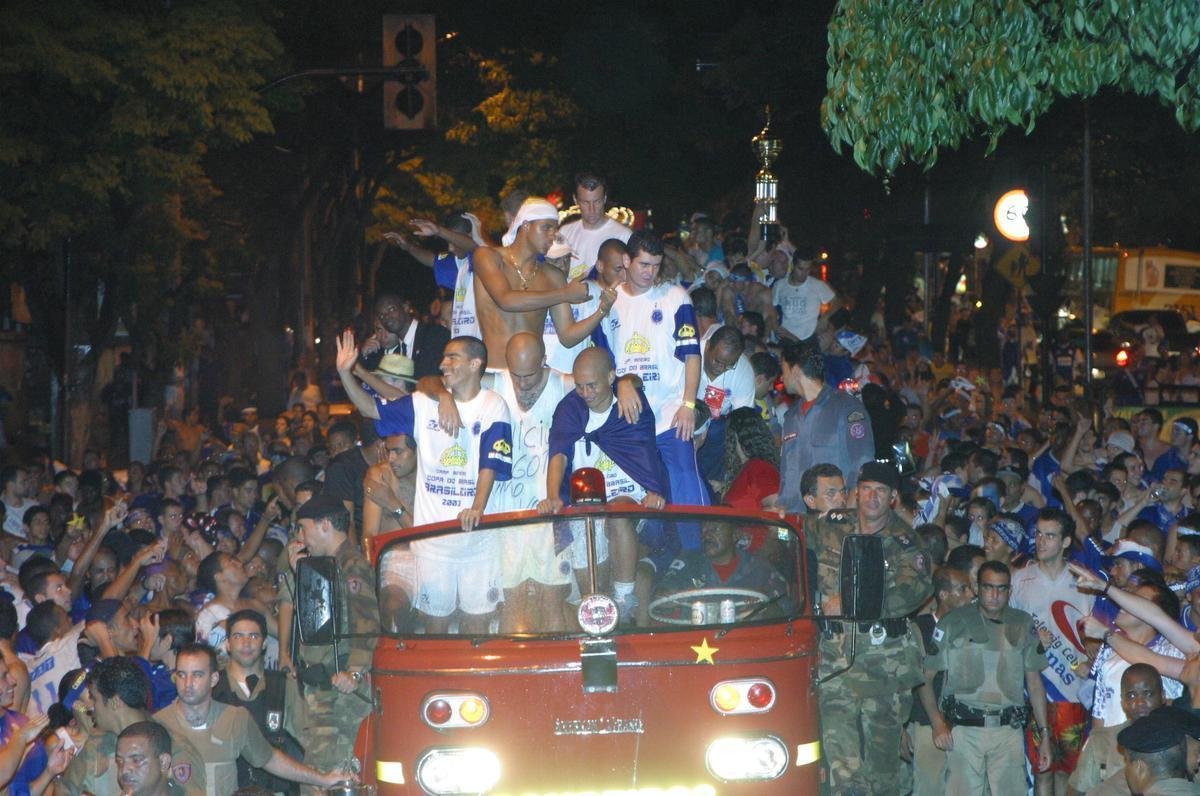 A festa do titulo brasileiro de 2003 no terminou no Mineiro aps a vitria do Cruzeiro por 2 a 1 sobre o Paysandu. O elenco cruzeirense saiu do estdio em carro aberto do Corpo de Bombeiros e foi 'abraado' pela torcida celeste nas ruas de Belo Horizonte. As comemoraes se estenderam at a madrugada nos bares da capital mineira.