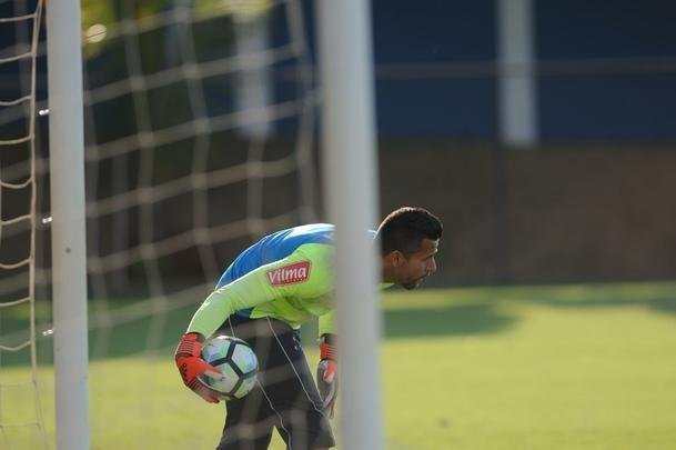 Jogadores do Cruzeiro se reapresentaram nesta sexta-feira, na Toca da Raposa II, aps a conquista do pentacampeonato da Copa do Brasil. Mano j disse que Robinho e Raniel esto vetados para enfrentar o Corinthians no domingo, s 16h, no Mineiro, pelo Brasileiro. Os provveis substitutos sero Rafinha e Rafael Sobis.