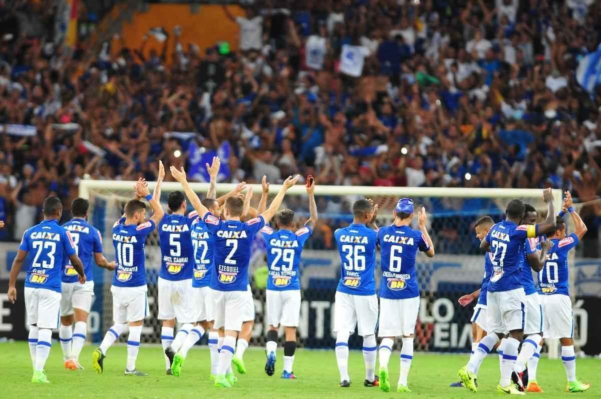 Jogadores do Cruzeiro comemora vitria com a torcida celeste no Mineiro