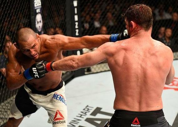 Na luta principal do UFC 204, em Manchester, Michael Bisping supera Dan Henderson em polêmica decisão unânime dos juízes e tem sucesso na primeira defesa de cinturão do peso médio