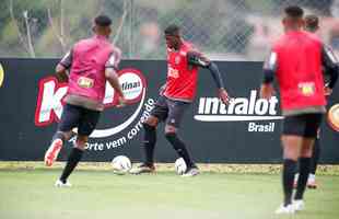 Imagens do primeiro treino de Eduardo Vargas pelo Atltico