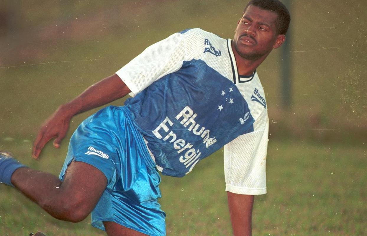 Vitor foi lateral de destaque do Cruzeiro na conquista da Copa do Brasil de 1996, da Copa Libertadores de 1997 e do bicampeonato mineiro de 1996 e 1997