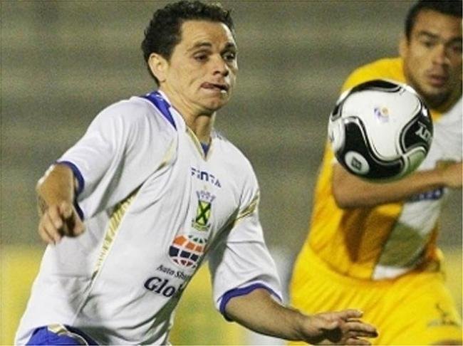 Par (lateral-direito) - participou da Srie B em quatro oportunidades, todas pelo Santo Andr. Em 80 jogos, marcou 11 gols.