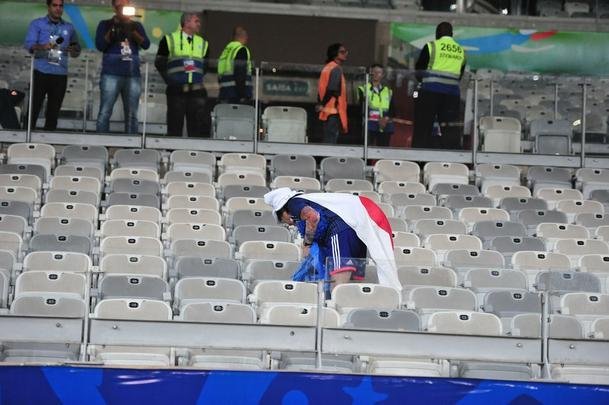 Depois do empate entre Japo e Equador, por 1 a 1, pela Copa Amrica, um torcedor japons deu um bom exemplo aos brasileiros. Com pacincia, ele recolheu lixo em vrios pontos do setor em que se encontrava no Mineiro. Na Copa de 2014, no Brasil, os nipnicos j haviam mostrado civilidade ao mundo ao limpar arquibancadas e vestirios dos estdios.