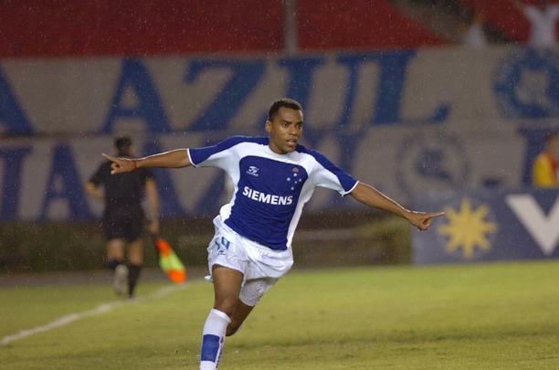 Kelly (meia): fez 16 gols em 40 jogos no Campeonato Brasileiro de 2005, no qual o Cruzeiro conseguiu a oitava colocação entre 22 participantes. No grupo estrelado havia centroavantes em alta, como Fred (10 gols) e Alecsandro (11 gols).