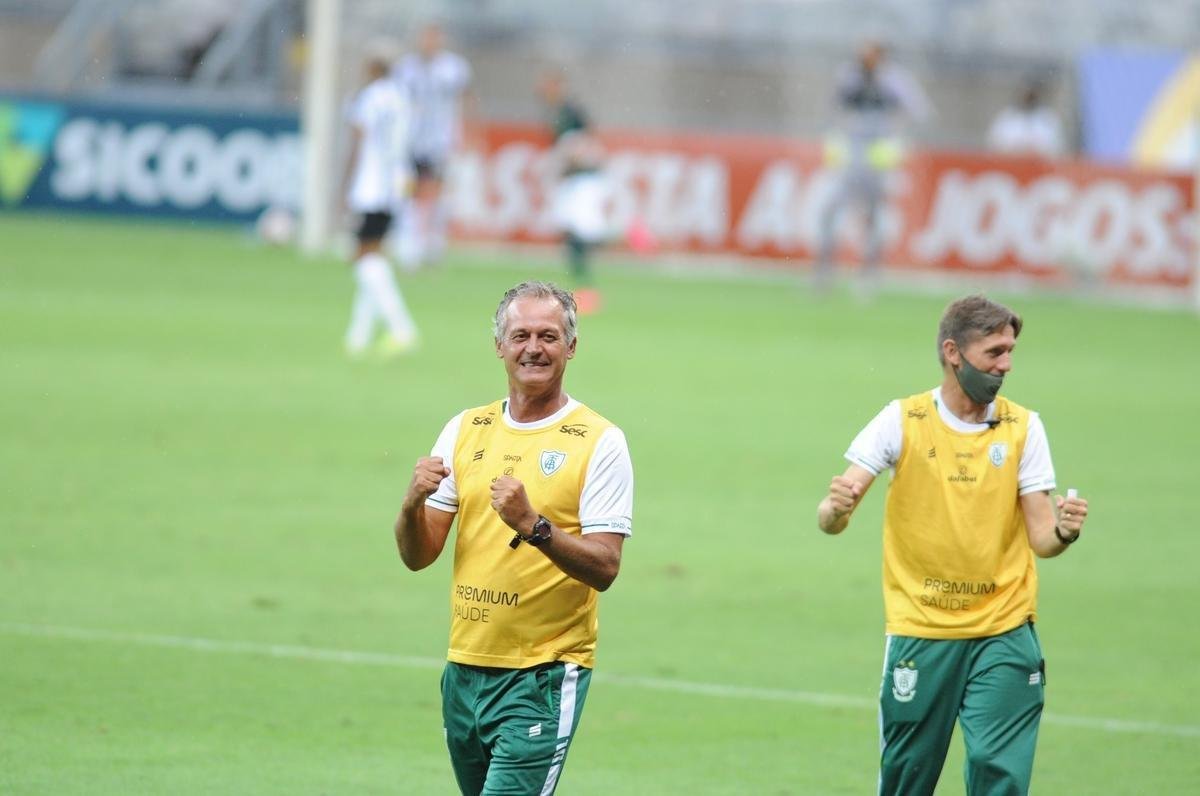 No segundo tempo, Joo Paulo arriscou de longe e marcou um golao para o Amrica: 1 a 1