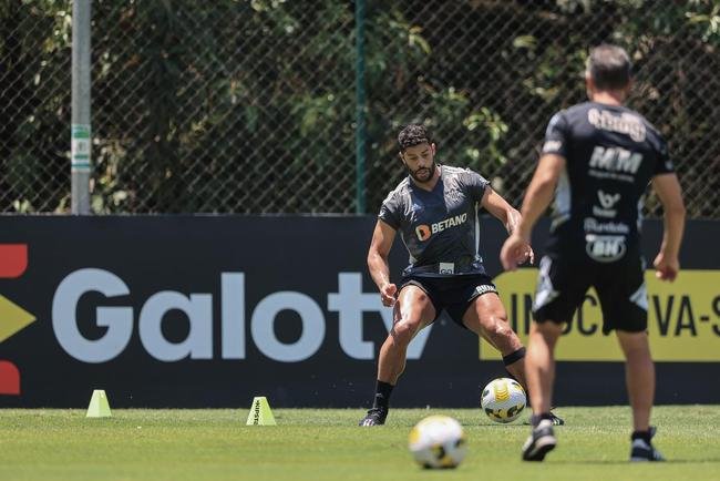 Fotos do treino do Atltico nesta quarta-feira (12/10), na Cidade do Galo. Em recuperao de um incmodo na panturrilha esquerda, Hulk fez funcional no campo e ainda  dvida para o confronto contra o Flamengo, no sbado, s 20h30, no Maracan, pelo Brasileiro