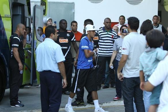 Torcedores do Cruzeiro assediaram Neymar antes e durante a partida