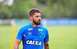 No segundo dia da pr-temporada, jogadores do Cruzeiro fizeram atividade fsica no campo