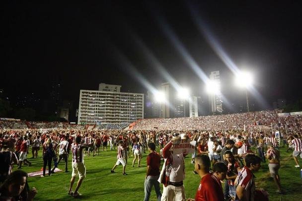 A felicidade alvirrubra invadiu o gramado após a vitória em cima do Paysandu, em cobranças da marca penal.