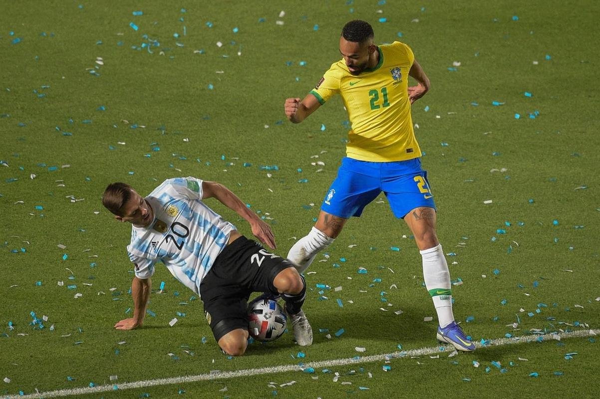 Sem Neymar, Brasil encarou a Argentina em clssico agitado pelas Eliminatrias
