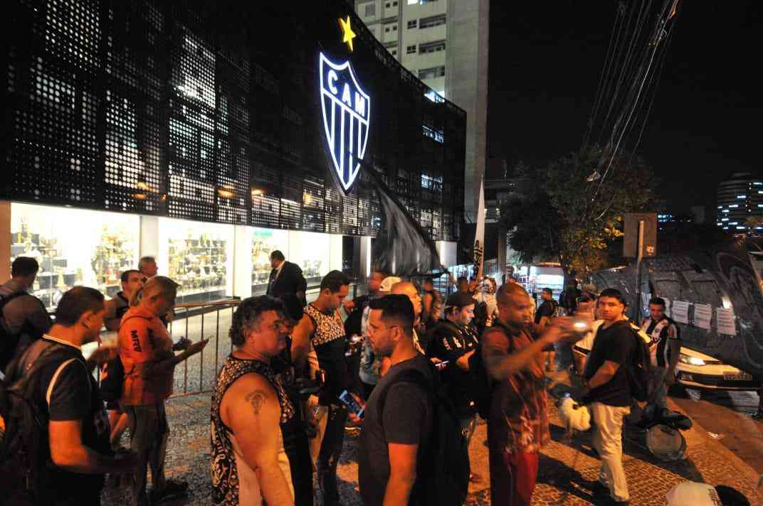 Na noite desta quinta-feira, manifestantes protestaram contra o presidente Srgio Sette Cmara e o diretor de futebol Rui Costa