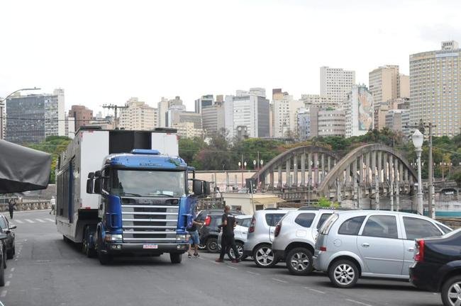 Carreta ficou travada e teve risco de tombar na esquina da Rua Sapuca com a Avenida do Contorno, no bairro Floresta, regio central de BH
