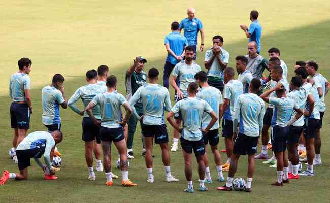 Abel Ferreira reuniu o elenco no ltimo treino antes do jogo contra o Barcelona de Guayaquil