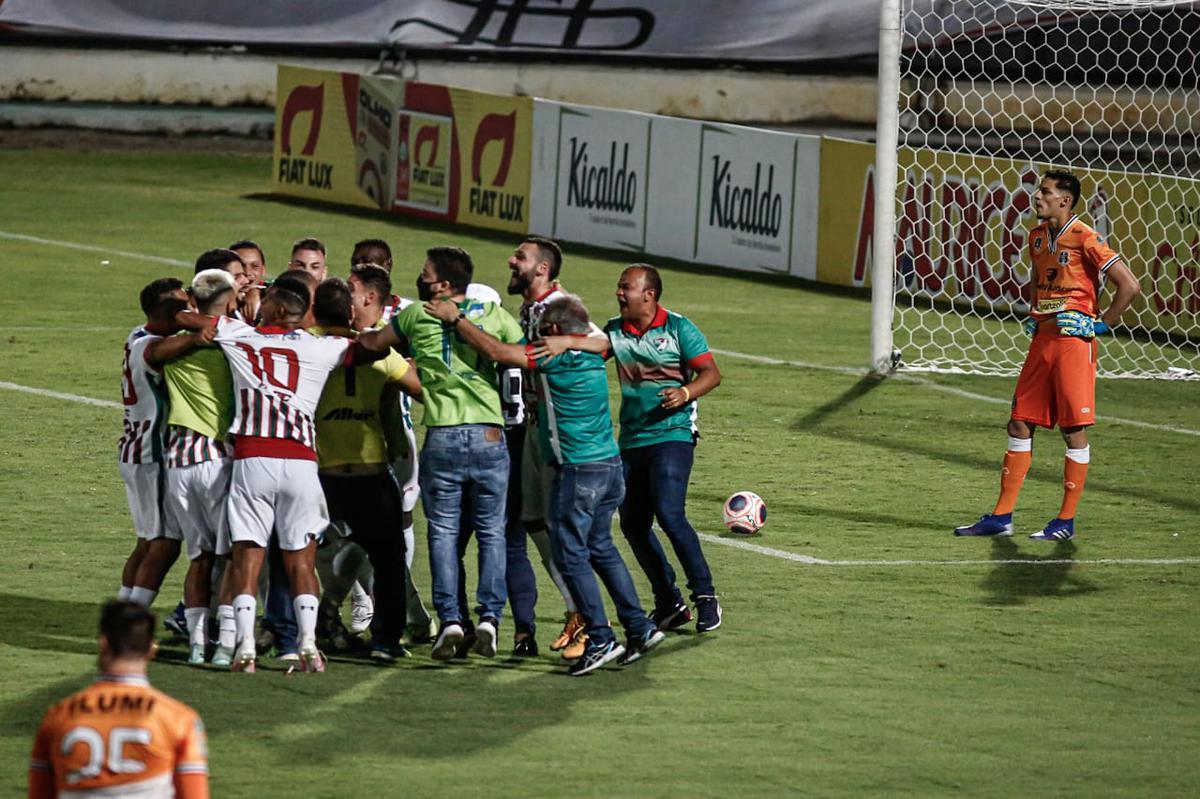 Após empatar em 0 a 0 contra o Santa Cruz, no Arruda, o Salgueiro bateu a Cobra Coral nos pênaltis e garantiu o primeiro título Estadual para o interior pernambucano