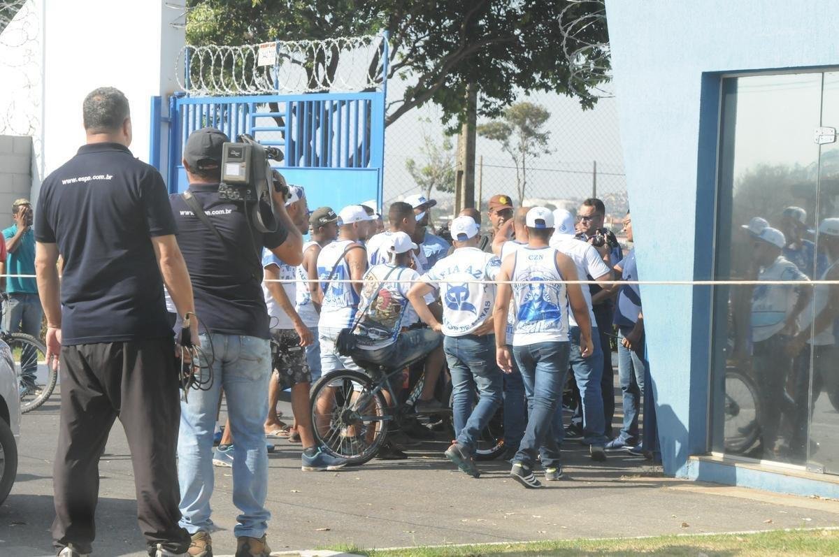 Integrantes da Mfia Azul protestaram na tarde desta tera, na porta da Toca II