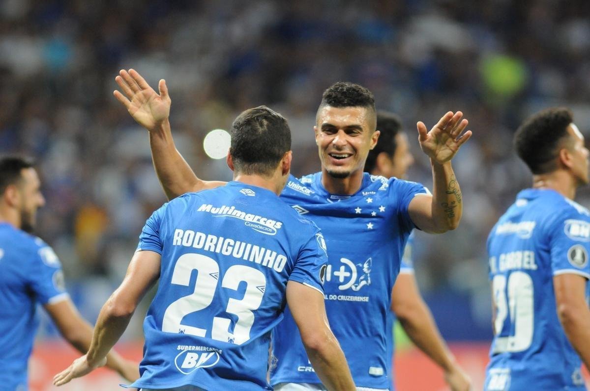 Fotos do jogos entre Cruzeiro e Deportivo Lara no Mineiro