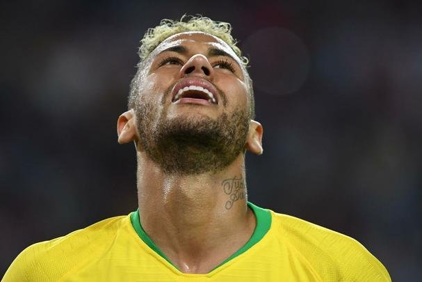 Poucas quedas, assistência e 'ousadia': a atuação de Neymar contra a Sérvia