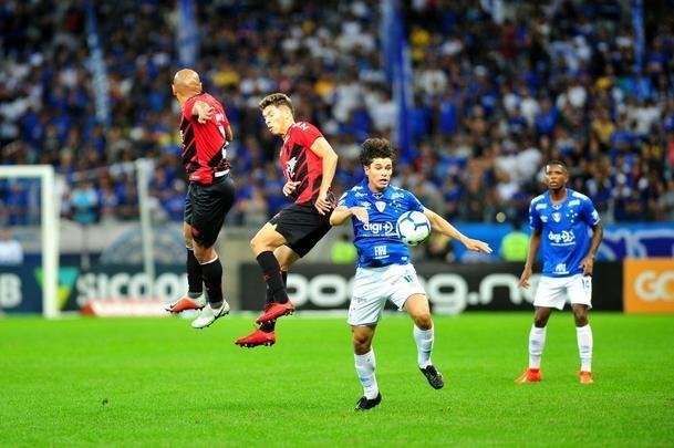 Lances do primeiro tempo de Cruzeiro x Athletico-PR, no Mineiro, pela 12 rodada do Brasileiro; time paranaense saiu na frente na etapa inicial com gol de pnalti do lateral Jonathan