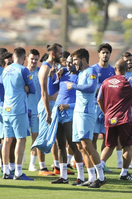 Treino do Cruzeiro nesta segunda marcou o batismo do colombiano Luis Orejuela, reforo para 2019