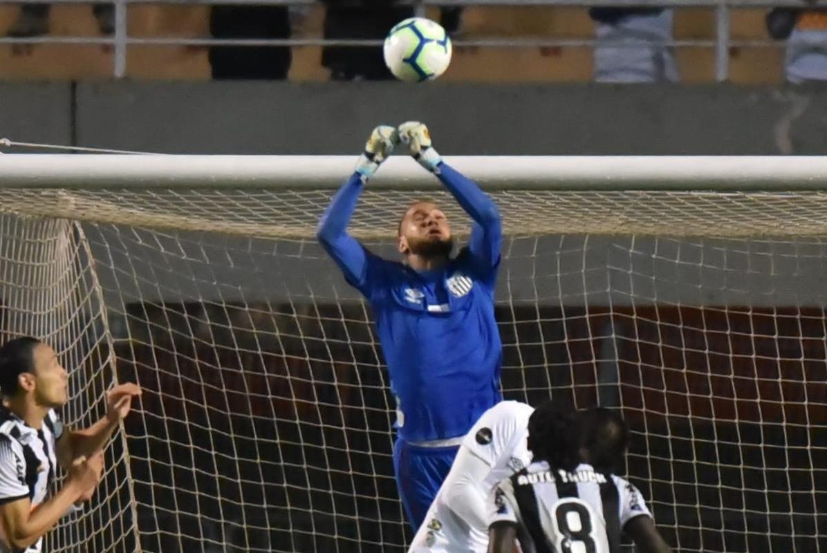 Atlético derrotou Santos por 2 a 1, de virada, com gols de Chará, e avançou às quartas de final da Copa do Brasil