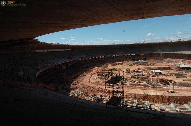 10/10/2011 - Estdio  um verdadeiro canteiro de obras. Na parte superior, comea preparao para ampliao da cobertura de 29m para 55m
