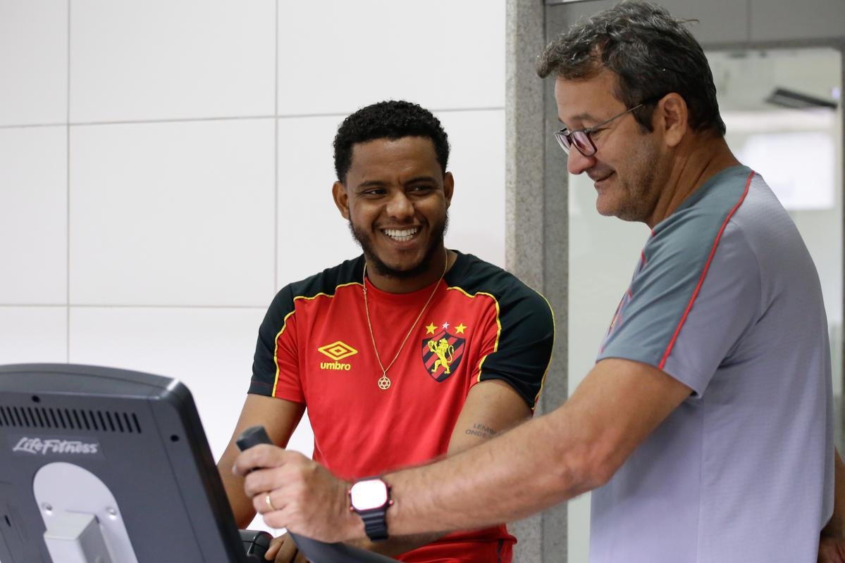 Rithely teve uma manhã agitada no CT do Sport. Ainda sem treinar, o jogador esteve nas instalações do clube para realizar exames fisiológicos junto ao preparador do clube, Inaldo Freire. Depois, apareceu no campo para cumprimentar os companheiros e assistir a movimentação comandada pelo técnico Guto Ferreira. Por fim, concedeu entrevista coletiva, onde abordou o retorno ao clube - confira na íntegra acessando o nosso site