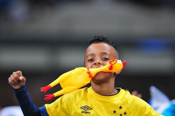 Torcedores do Cruzeiro lotam as arquibancadas do Mineiro para acompanhar a partida vlida pelas quartas de final da Copa do Brasil