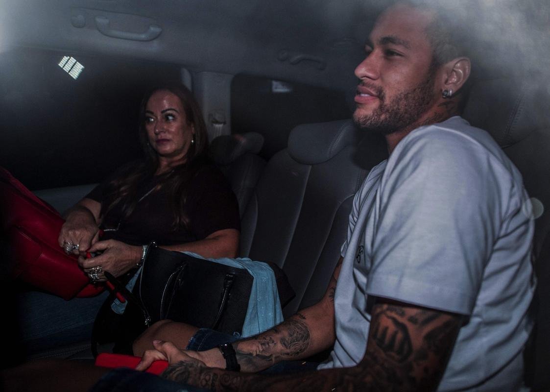 Neymar ao lado da me, Nadine, na chegada ao hospital Mater Dei, em Belo Horizonte