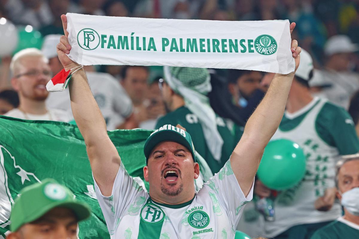 Fotos das torcidas de Palmeiras e Chelsea durante a final do Mundial de Clubes no Estdio Mohammed Bin Zayed em Abu Dhabi