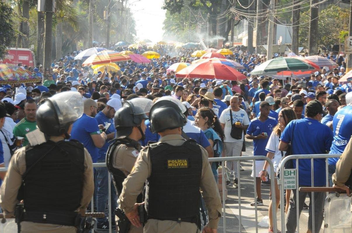 Chegada da torcida do Cruzeiro ao Mineiro para o jogo contra a Ponte Preta pela 13 rodada da Srie B do Campeonato Brasileiro. Estdio voltou a receber grande pblico