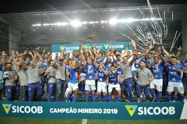 Entrega de medalhas e erguimento da taa: veja a festa do Cruzeiro com o bi do Mineiro