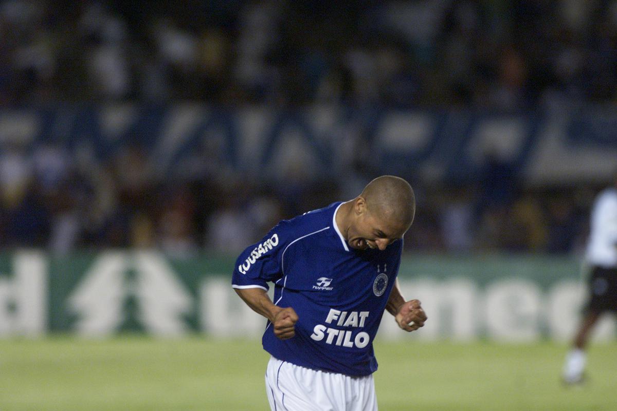 Com passagem apagada pelo Cruzeiro em 2001 e dispensa ao término da temporada, Alex retornou a Belo Horizonte a convite do técnico Vanderlei Luxemburgo, em setembro de 2002. Com o meia jogando em alto nível, o time por pouco não se classificou às quartas de final do Brasileirão - terminou em nono lugar na primeira fase, em desvantagem no saldo de gols para o oitavo colocado Santos, que viria a ser campeão. Em 2003, o camisa 10 liderou o elenco na melhor época do clube com a conquista da Tríplice Coroa (Campeonato Mineiro, Copa do Brasil e Campeonato Brasileiro). Em 2004, Alex aceitou proposta do Fenerbahçe, da Turquia, e saiu do Cruzeiro após 123 jogos (121 oficiais) e 64 gols.