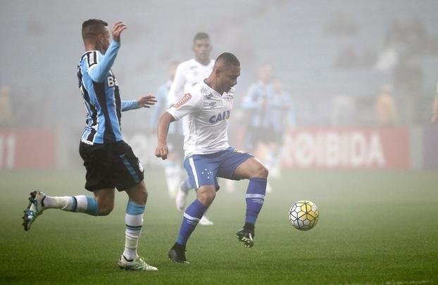Sob forte neblina em Porto Alegre, Cruzeiro  batido pelo Grmio e vai para lanterna do Brasileiro