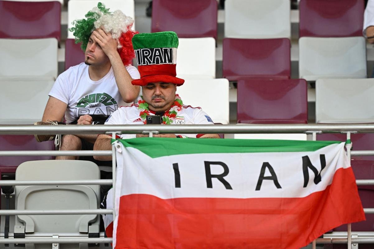 Os torcedores de Inglaterra e Ir no primeiro jogo do Grupo B na Copa do Mundo.