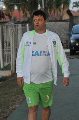 Presidente Marcus Salum apresentou Adilson Batista como novo tcnico do Amrica