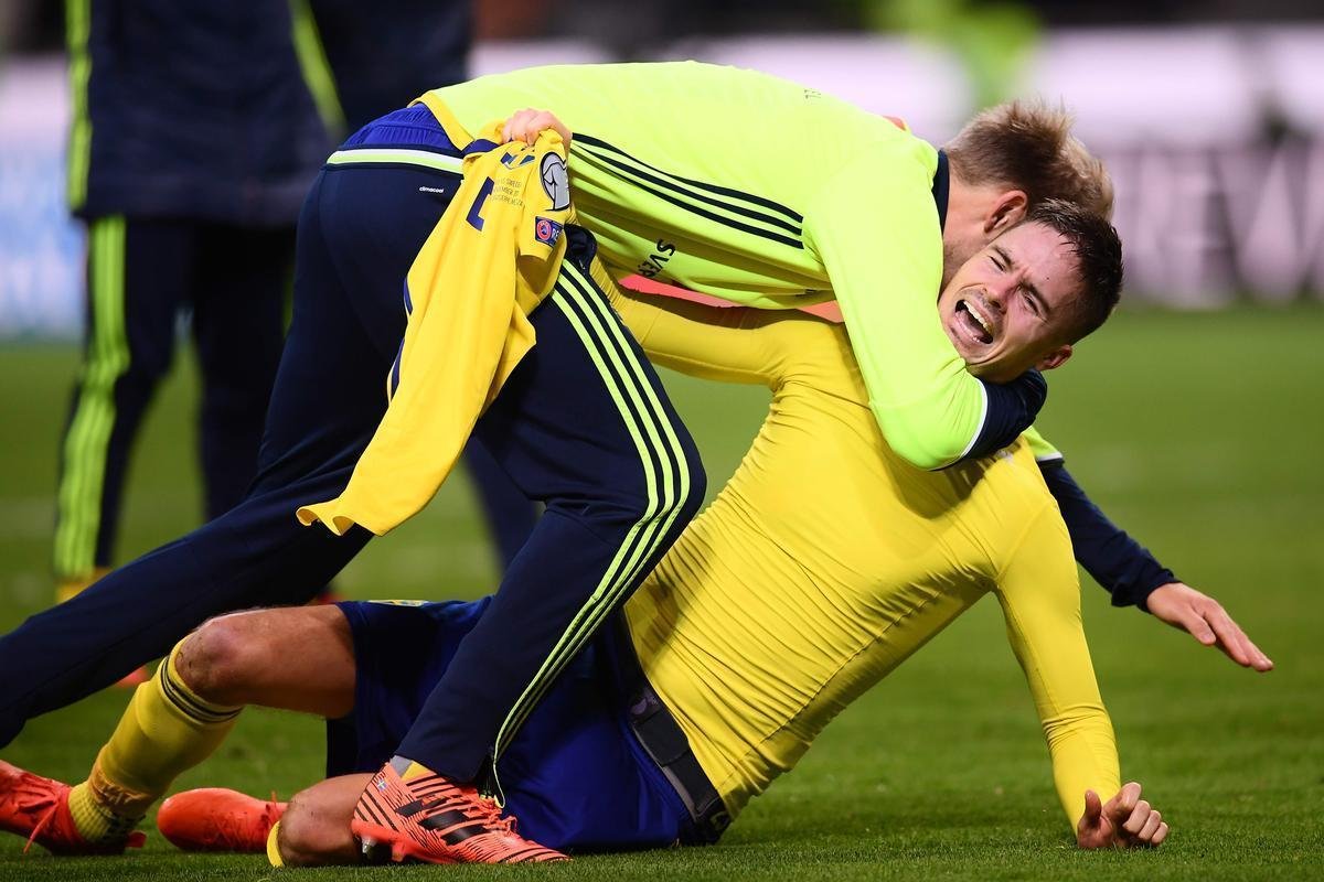 Festa da Sucia com a conquista da vaga na Copa de 2018 sobre a tradicional Itlia